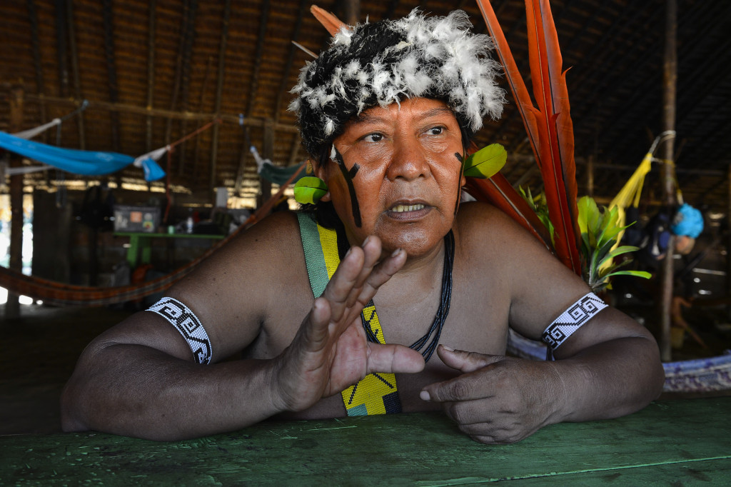 Mange tusen indianere døde da gullgravere invaderte yanomani-indianernes landsbyer dypt inne i Amazona. Davi Kopenawa yanomami har fra han var 14 år stått fremst i kampen for at folket hans aldri skal oppleve slike grusomheter – en kamp som langt fra er over. Foto: Vincent Rosenblatt