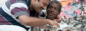   Det skal kun et kort øyeblikk til for å forandre ens liv for alltid. Krishnan så en eldre mann spise sine egne eskrementer. Det var da han skjønte hva han måtte gjøre. Dette er den […]