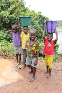 Kvinner og barn må ofte gå langt for å hente vann fra elver. Med vannbrønner får de lettere tilgang til vann og samtidig et trygt grunnlag for et bedre liv. Foto: Nini Hæggernes 