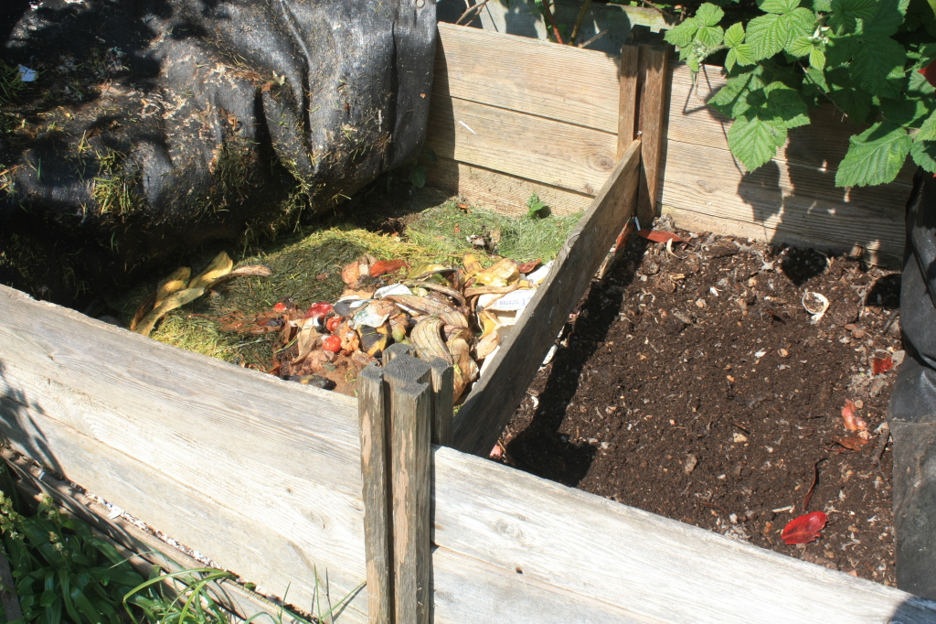 Lager du to binger har du en til fjorårets ferdige kompost og til årets kompostfyll. Foto: Sxc