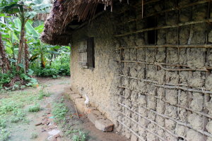 I mange Afrikanske land gir leirehus, laget av det naturen har å tilby, en mulighet for fattige mennesker å bygge seg et hjem. Metoden er den samme som i forhistorisk tid. Et godt tak-utstikk er viktig for lang holdbarhet. Foto: Nini Hæggernes