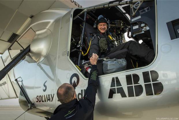 André Borschberg skal fly den første etappen fra Abu Dhabi. Piccard flyr den tolvte og siste. Foto: Solar Impulse