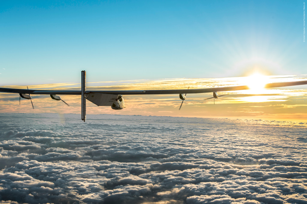 Verdens første Jorden rundt flyving utelukkende med solenergi startet i Abu Dhabi 9. mars 2015. Foto: Solar Impulse