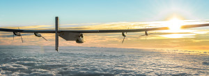 Kan man fly jorden rundt uten flydiesel? Ja, mener sveitsiske André Borschberg, grunnlegger av selskapet Solar Impulse. Mandag morgen startet reisen som skal ta ham jorden rundt på solenergi. Første etappe av den historiske flyturen er i […]